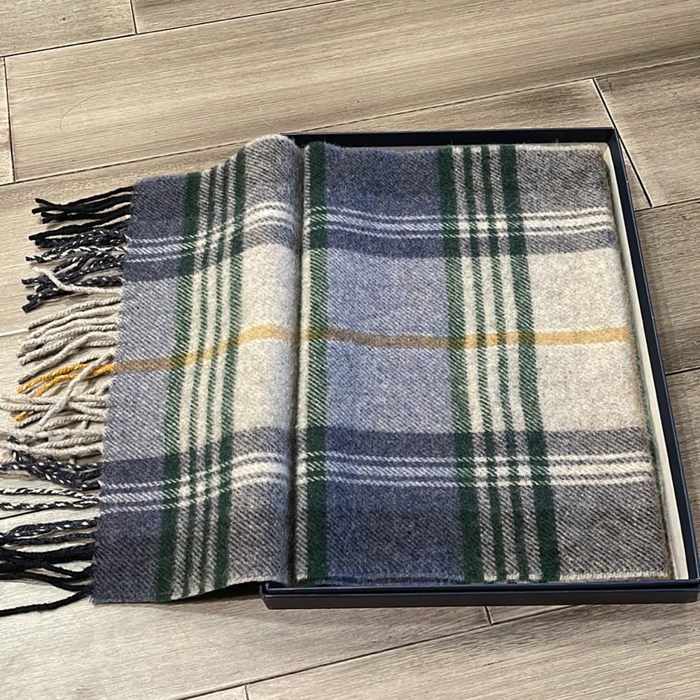 Italian 100% wool scarf NWT